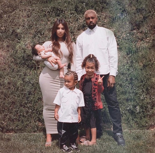 Kim Kardashian e Kanye West com a família (Foto: Reprodução)