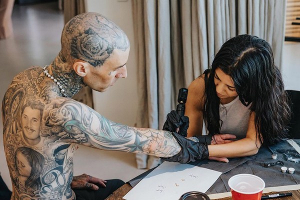 Kourtney Kardashian tatuando o braço de Travis Barker (Foto: Reprodução / Instagram)