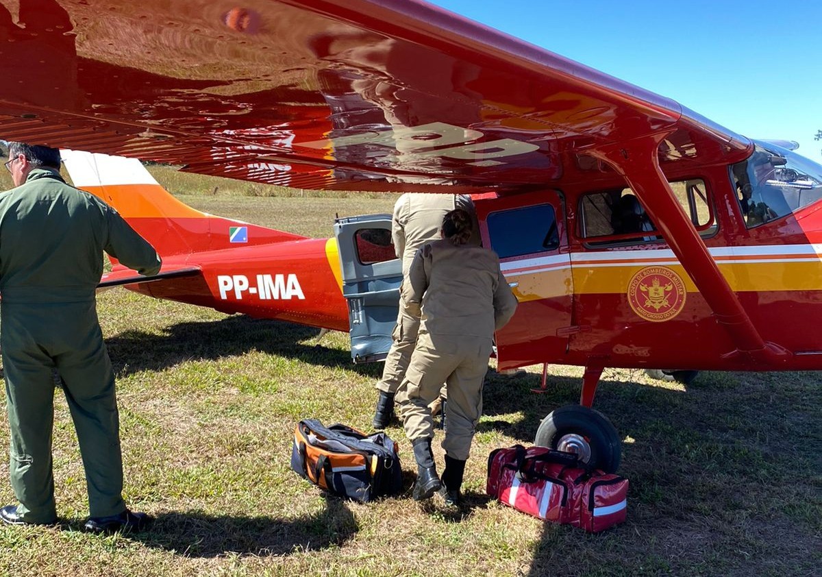 Trabalhador é resgatado por aeronave dos Bombeiros após acidente com trator em fazenda no Pantanal