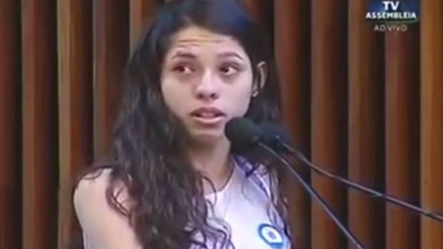 Ana Júlia fala na tribuna da Assembleia Legislativa do Paraná (Foto: Reprodução/YouTube)