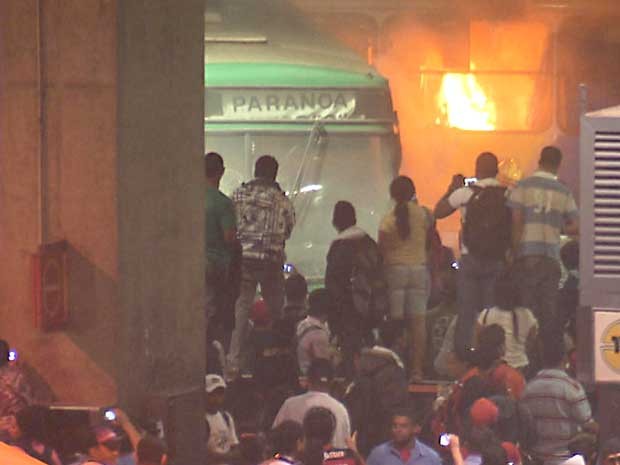 Ônibus é incendiado por manifestantes, na Rodoviária do Plano Piloto, em Brasília (Foto: Reprodução/TV Globo)