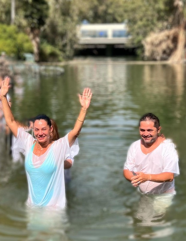 Mônica Carvalho é batizada no Rio Jordão (Foto: Reprodução/Instagram)