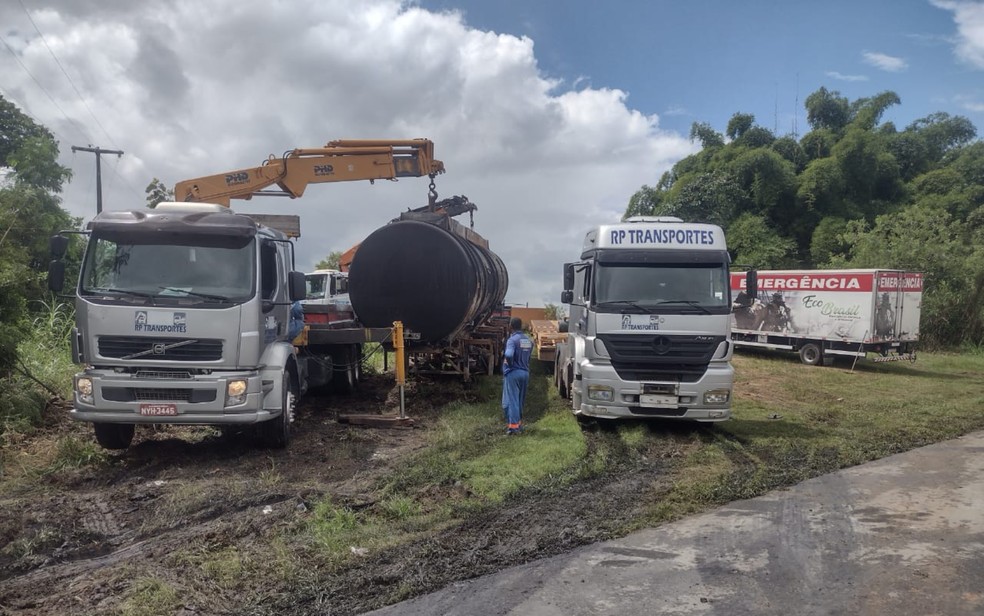 Caminh&atilde;o-tanque que pegou fogo &eacute; retirado de rodovia na Bahia &mdash; Foto: Divulga&ccedil;&atilde;o/ViaBahia