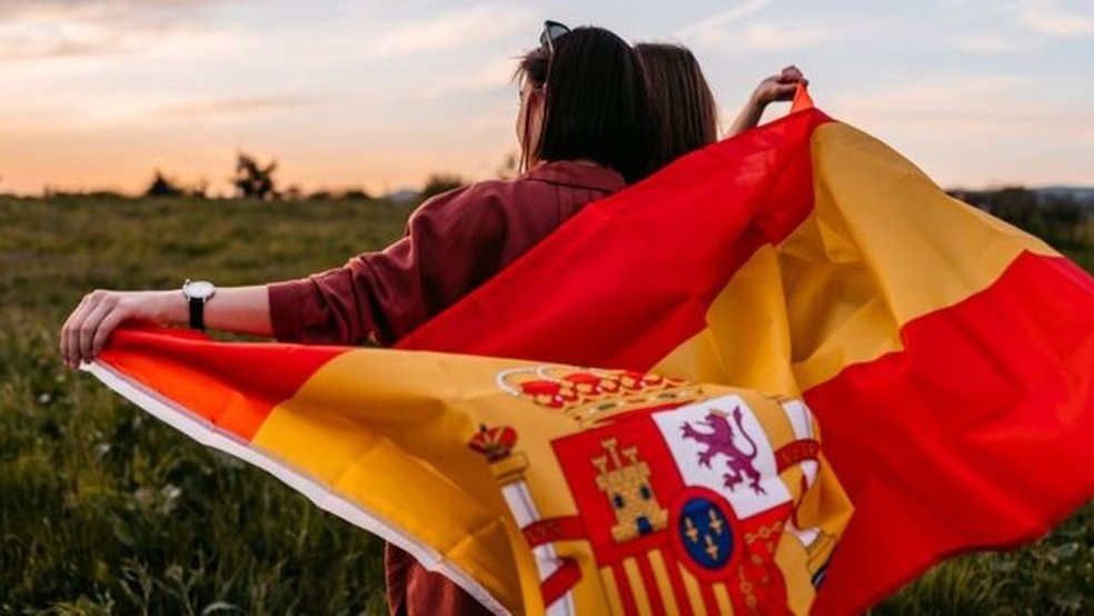 Mulher com bandeira da Espanha — Foto: Getty Images/Via BBC