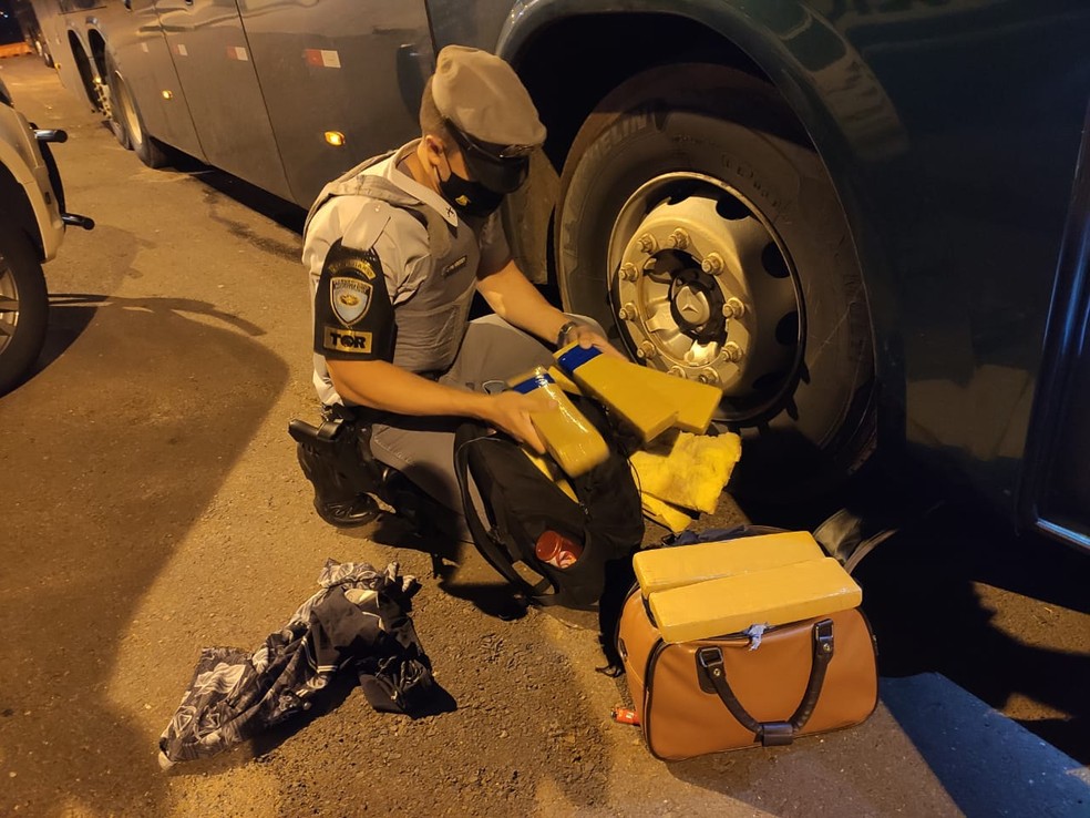 Fiscalização encontrou drogas na bagagem de passageiro de um ônibus — Foto: Polícia Militar Rodoviária