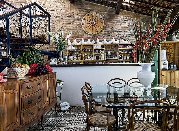 Ambiente de refeições: o antigo móvel, a mesa e as cadeiras Thonet foram arrematados em negócios de ocasião (Foto: Lufe Gomes/ Life by Lufe)