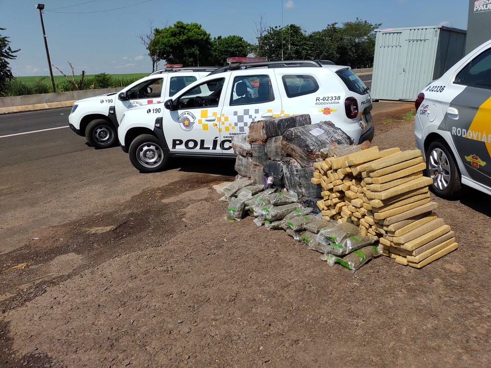 Droga apreendida em Ourinhos ainda será pesada  — Foto: Polícia Rodoviária/Divulgação