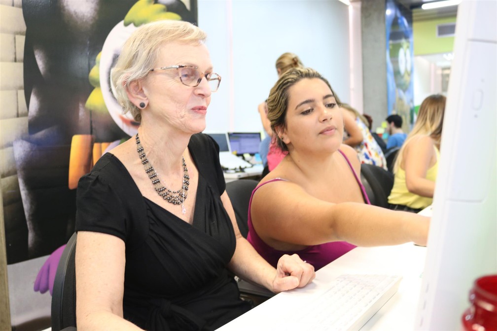 Monika, de 70 anos, é treinada por funcionária mais jovem após ser contratada como atendente do Reclame Aqui. — Foto: Reclame Aqui/Divulgação