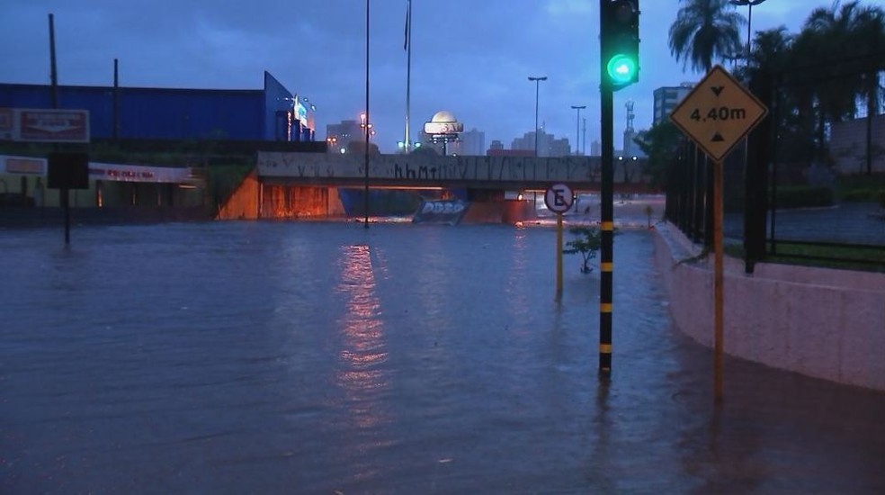Avenida Nações Unidas em Bauru voltou a ficar alagada no final da tarde de domingo (Foto: Reprodução/ TV TEM)