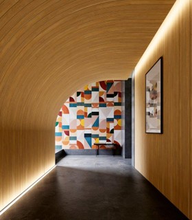 A linha Breeze, da Teto Vinílico, reinventa as ripas de madeira, trazendo aos ambientes, elegância, versatilidade e aconchego. As placas medem 3 x 2 m e custam R$ 200 o m²