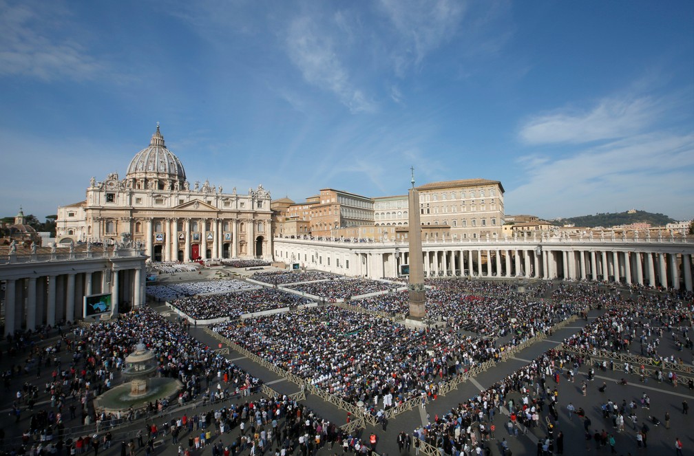 Visão geral da Praça de São Pedro, no Vaticano, durane a missa de canonização neste domingo (13) — Foto: Remo Casilli/Reuters