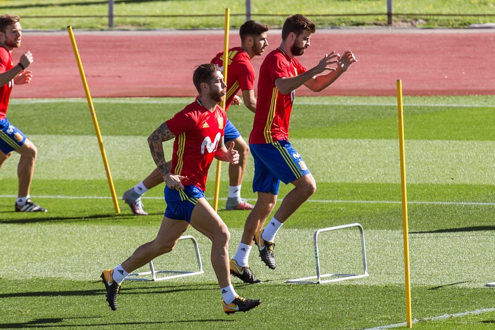 Sergio Ramos e Piqué formam uma das duplas de zaga mais respeitadas do futebol mundial (Foto: EFE/Rodrigo Jiménez)