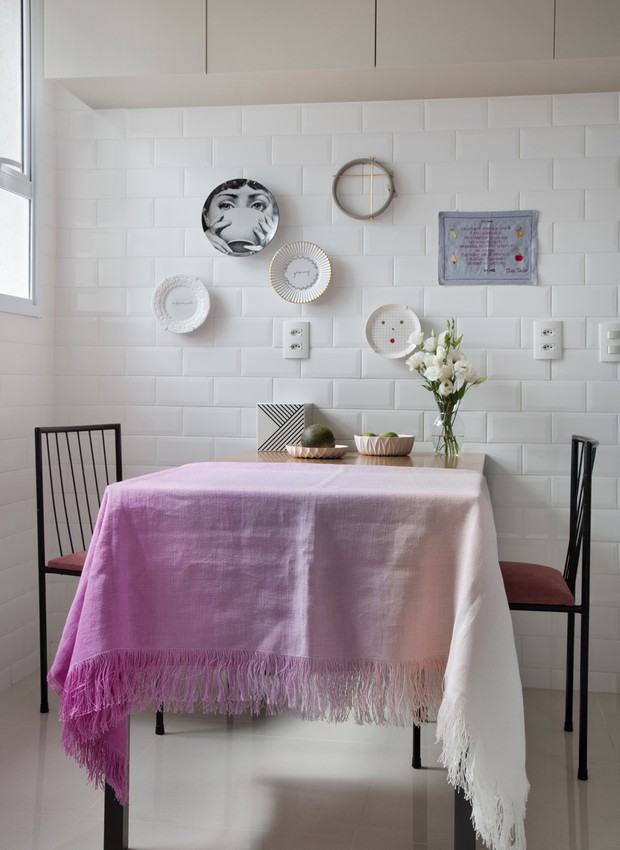 Pratos cumprem função artística na cozinha. Azulejos brancos na parede deixam a base livre para que eles se destaquem (Foto: Denilson Machado/MCA Estúdio/Divulgação)