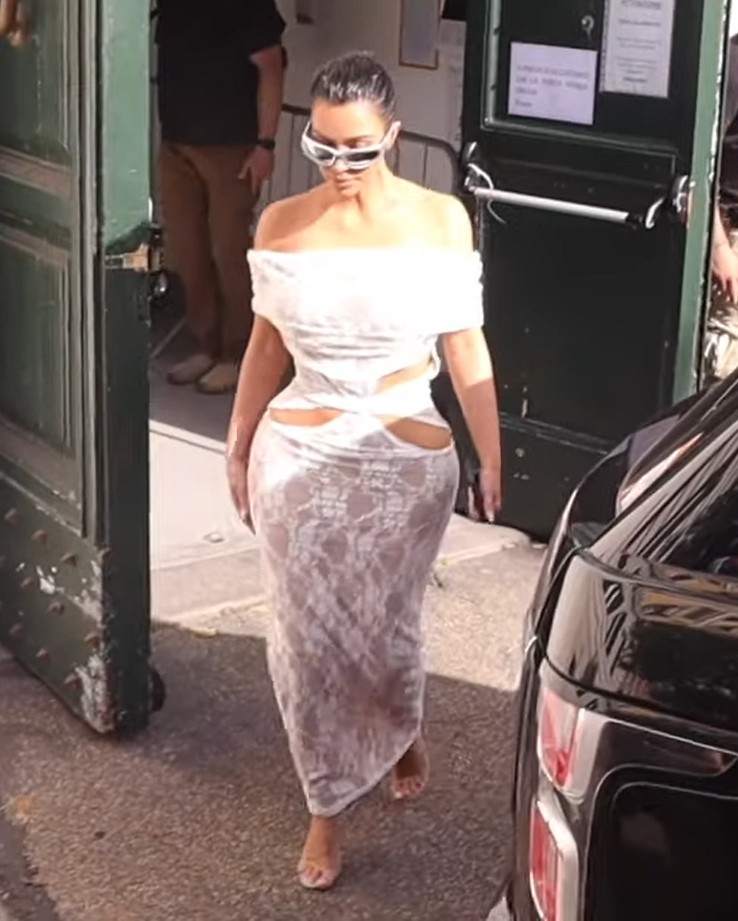 Kim Kardashian usou vestido com recortes e transparência em visita ao Vaticano (Foto: Reprodução)