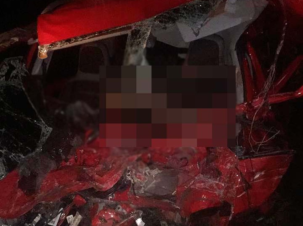 Carro envolvido no acidente na Ilha de Itaparica ficou destruÃ­do  â?? Foto: Carlos JosÃ©/Site do Voz da Bahia