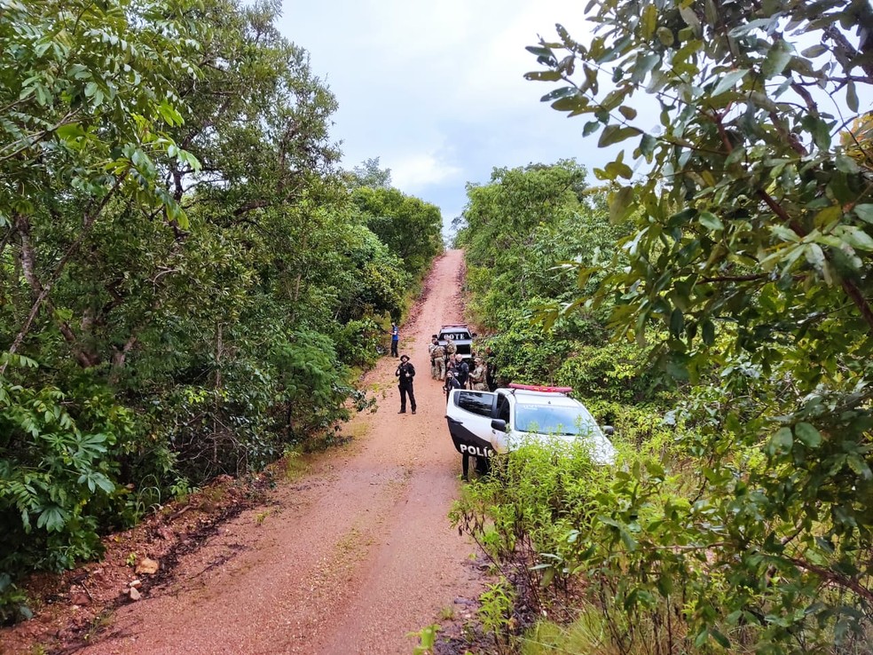 Suspeitos levaram os policiais ao local em que teriam escondido o corpo &mdash; Foto: Divulga&ccedil;&atilde;o/Pol&iacute;cia Civil