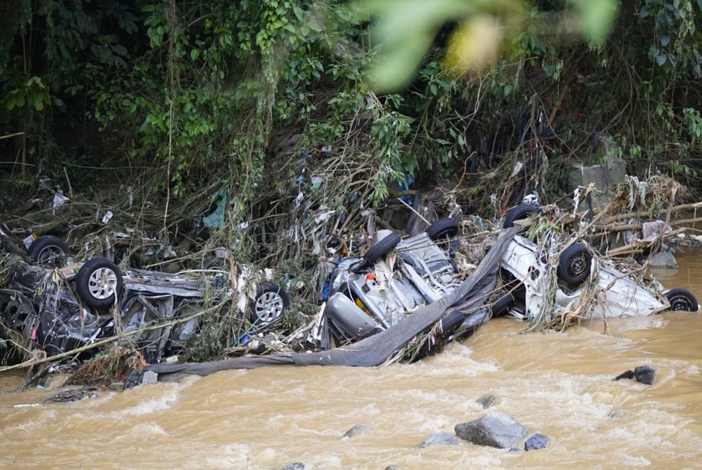 Carros foram arrastados até um rio em Petrópolis — Foto: Marcos Serra Lima/g1