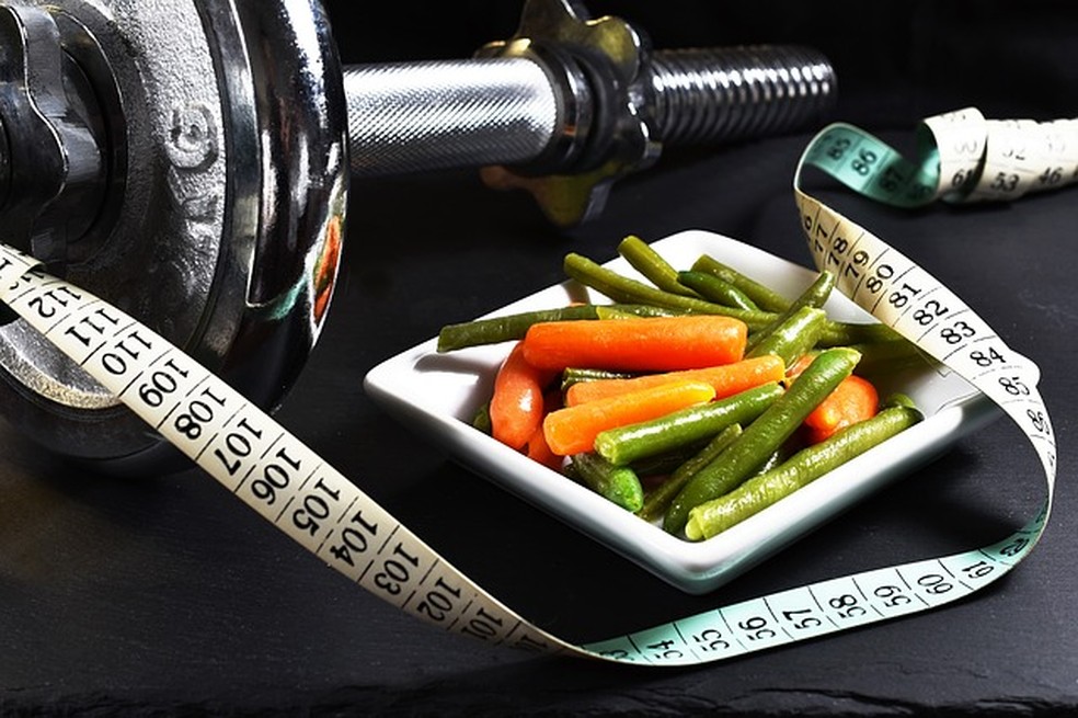 Reeducação alimentar deve ser associada à adoção de hábitos saudáveis, como prática de exercícios — Foto: Foto: Pixabay