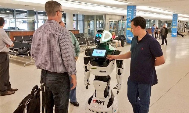 Robô da Promobot opera em um aeroporto dos Estados Unidos  (Foto: Reprodução Redes Sociais BWI Aeroport)
