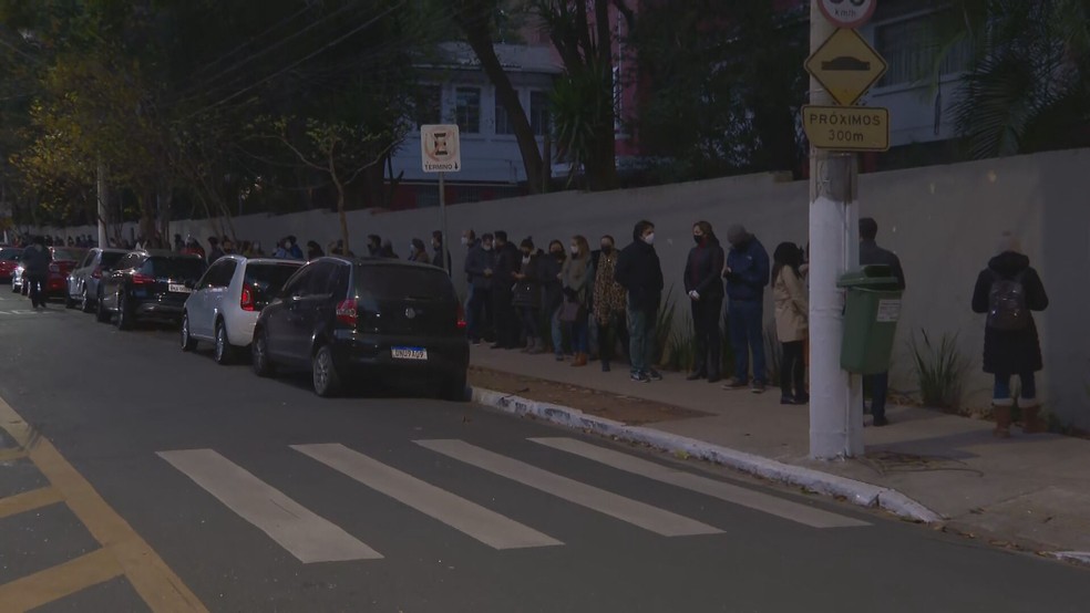 postos de saude da cidade de sp registram filas para vacinacao contra covid de pessoas com 42 e 43 anos sao paulo g1