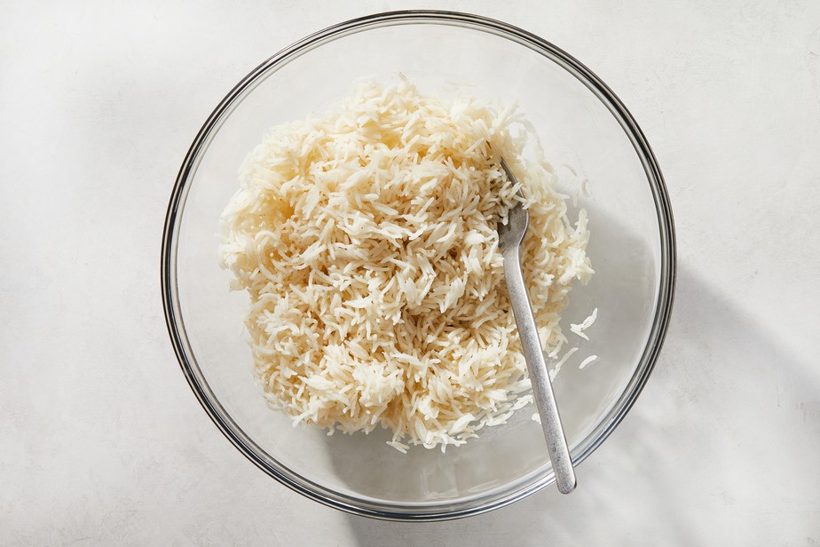 O arroz cozido pode ter Bacillus cereus, uma bactéria formadora de esporos normalmente encontrada no solo e nos vegetais. Foto: Julia Gartland/The New York Times
