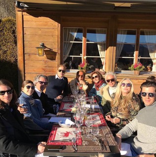 Valentino, Cacá de Souza, Charlene Shorto e Giancarlo Giammetti foram para a tradicional Gstaad em família