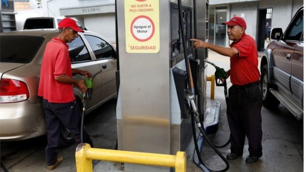 País enfrenta um aumento de preços descontrolado, que não atingiu, porém, o preço da gasolina (Foto: Reuters via BBC)