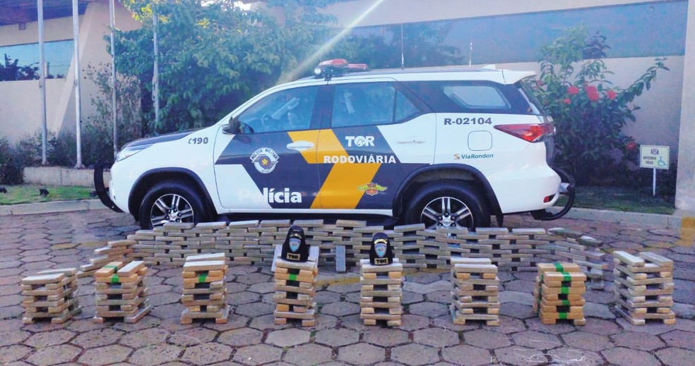 Homem é preso em flagrante transportando 110 tabletes de maconha em Pongaí — Foto: Divulgação/Polícia Rodoviária