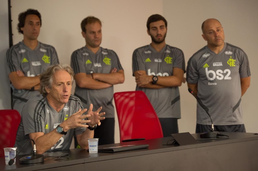 O staff de Jesus. Da esquerda para direita, o auxiliar João de Deus, os analistas Gil Henriques e Rodrigo Araújo, e o preparador Mário Monteiro  — Foto: Alexandre Vidal/Flamengo