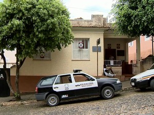 Corpo de menino assassinado em Miraí é enterrado na tarde desta terça (Foto: Reprodução/TV Integração)