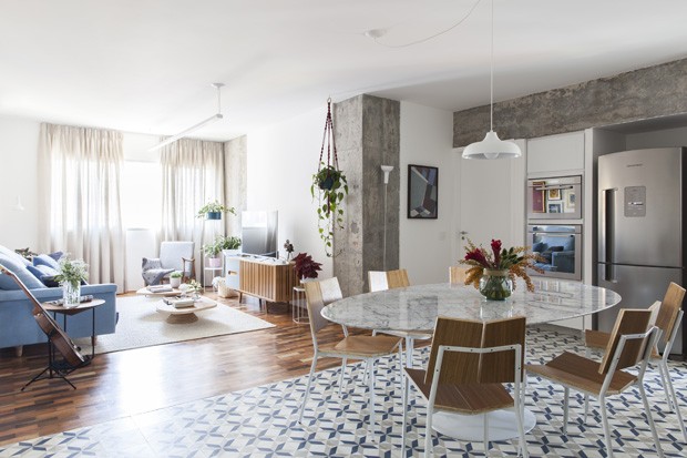 Apê de 90 m²: integração total entre cozinha e living para receber, cozinhar e dar festas  (Foto: FOTOS Maira Acayaba)