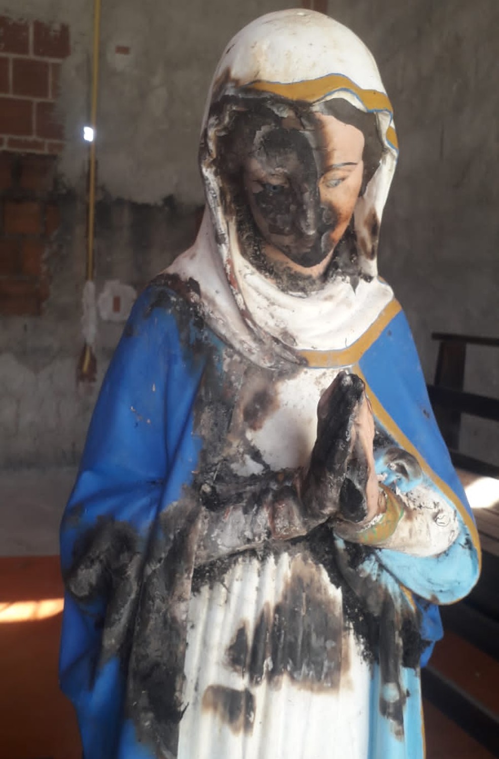 Imagem da Nossa Senhora foi encontrada parcialmente queimada em Amaraji — Foto: Reprodução/WhatsApp