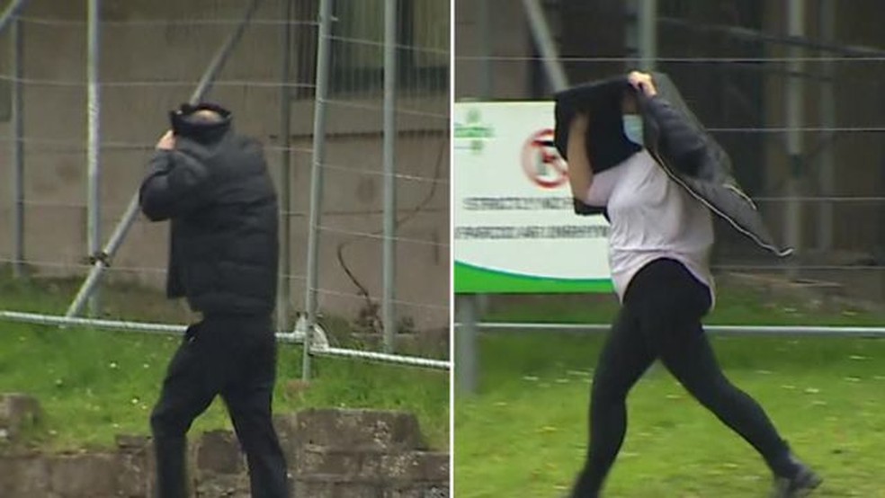 Alun Titford e Sarah Jane Lloyd-Jones chegando ao tribunal para uma audiência do caso — Foto: BBC