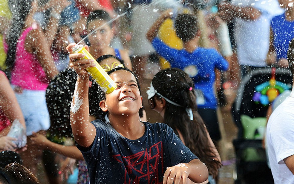 Criança brinca com spray de espuma no carnaval do bloco Zé Coquinho de Campinas (Foto: Carlos Bassan/Divulgação Prefeitura de Campinas)