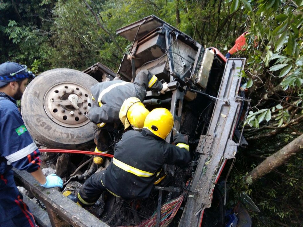 Equipes de resgate socorrem motorista que ficou preso nas ferragens (Foto: Patricia Steffanello / Rádio Sorriso FM)