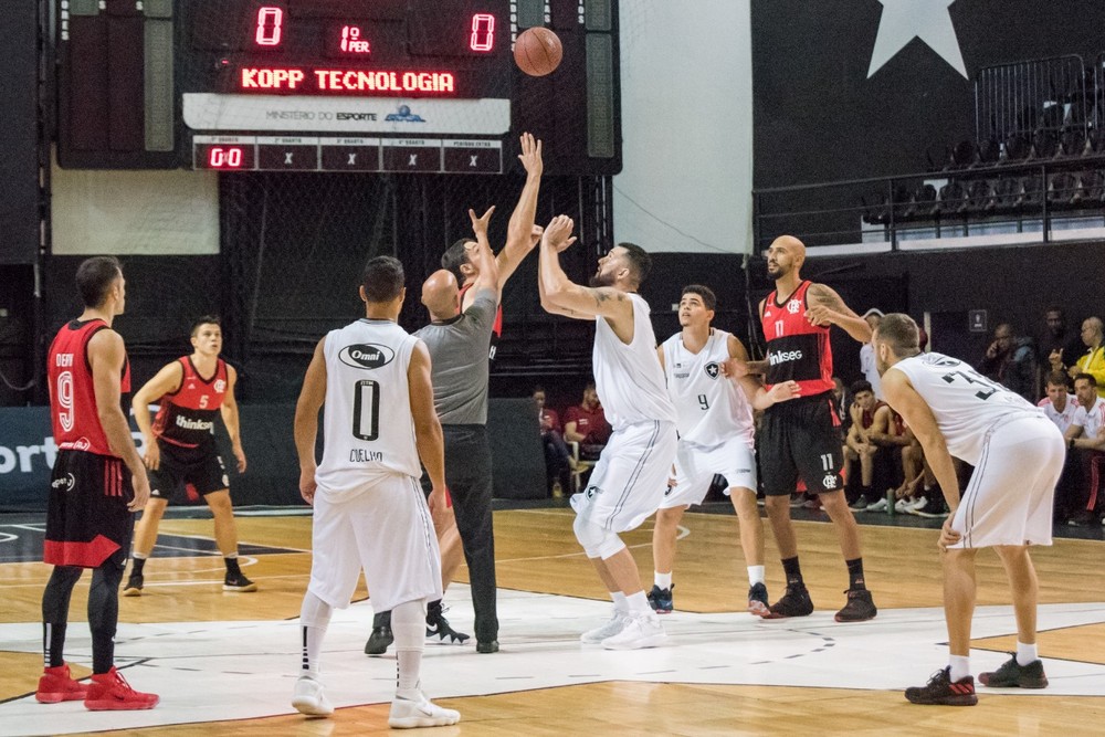 Flamengo vence o Botafogo na estreia do Estadual