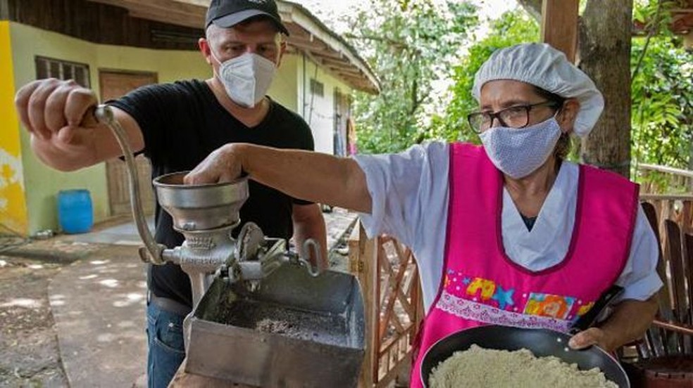 Trabalhadora junto a turista na Costa Rica. País tem o maior salário mínimo na América Latina.  — Foto: Getty Images via BBC