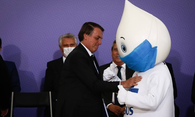 Presidente Jair Bolsonaro e o personagem Zé Gotinha, em cerimônia no Palácio do Planalto