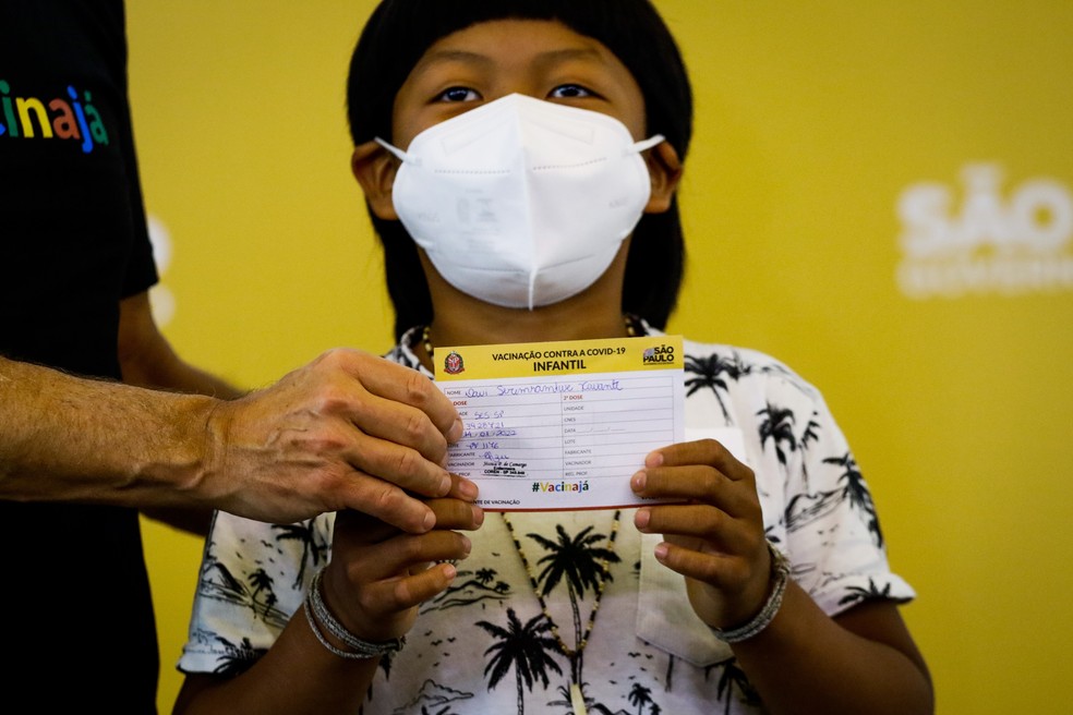 Davi Seremramiwe Xavante, 8 anos, da tribo Xavante, primeira criança a receber a primeira dose da vacina contra Covid-19 da Pfizer, no Hospital das Clinicas, em São Paulo, nesta sexta-feira (14) — Foto: ALOISIO MAURICIO/FOTOARENA/ESTADÃO CONTEÚDO