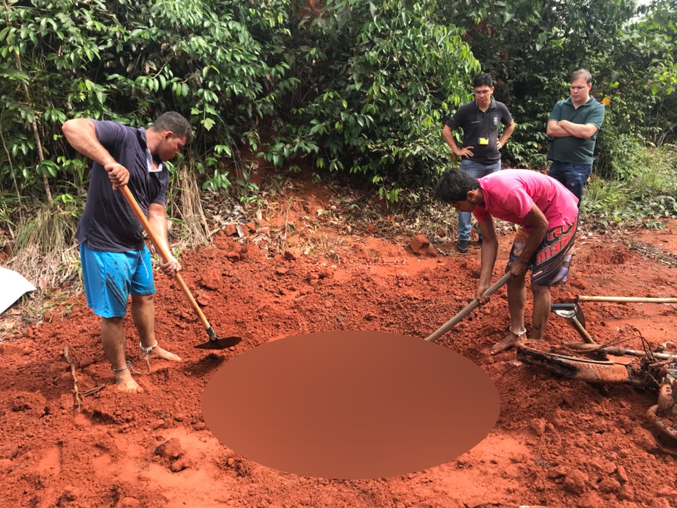 Corpo de Adriano Gino foi localizado em cova rasa; motocicleta dele foi queimada e enterrada — Foto: Polícia Civil-MT/ Assessoria