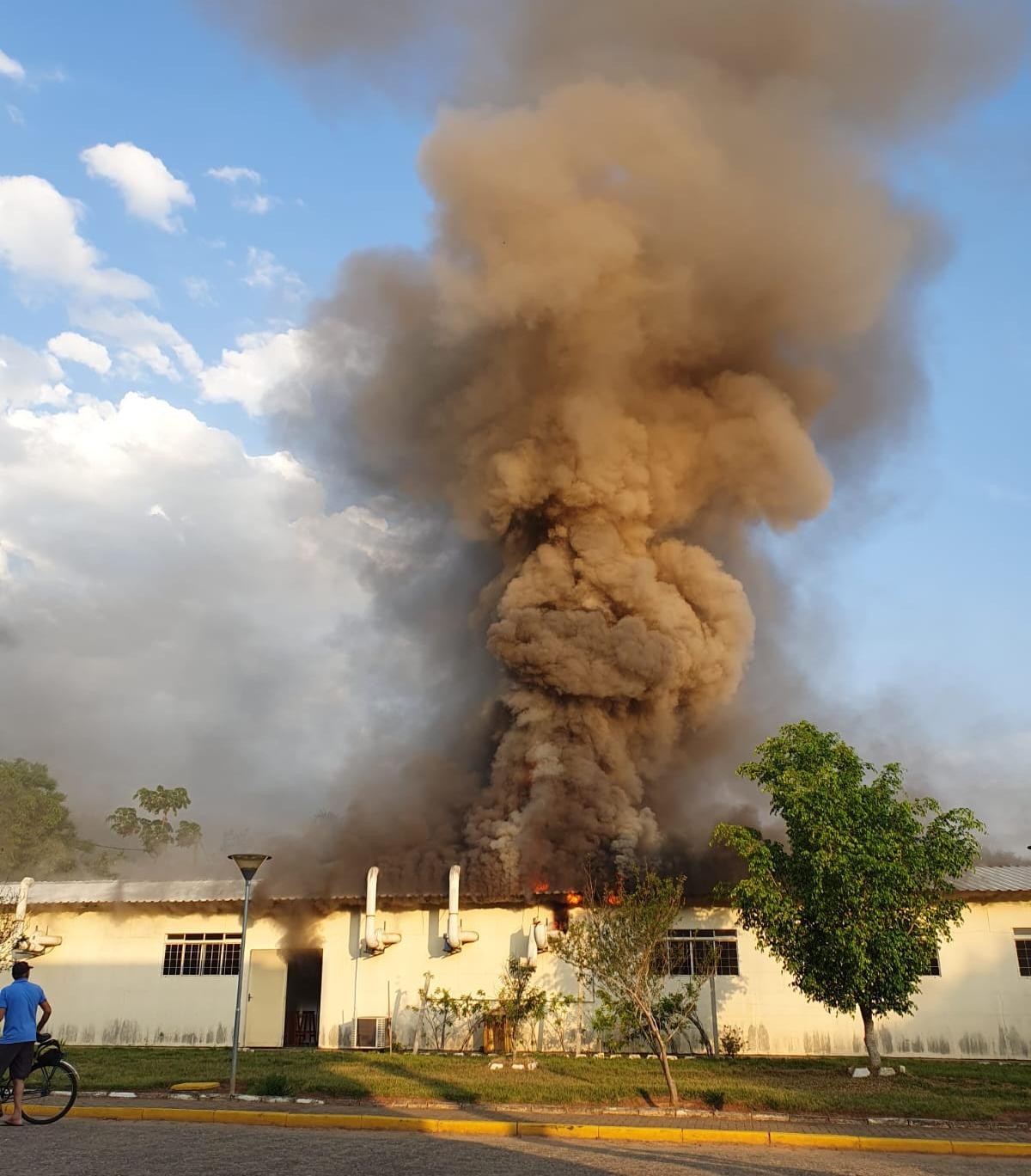 Nuvem de fumaça preta e chamas: Incêndio atinge laboratório da Universidade de Itajubá
