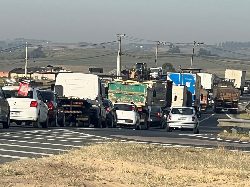 Trânsito ficou muito carregado na Rodovia Campinas Monte-Mor após acidente com vigas de caminhão — Foto: Giuliano Tamura/EPTV