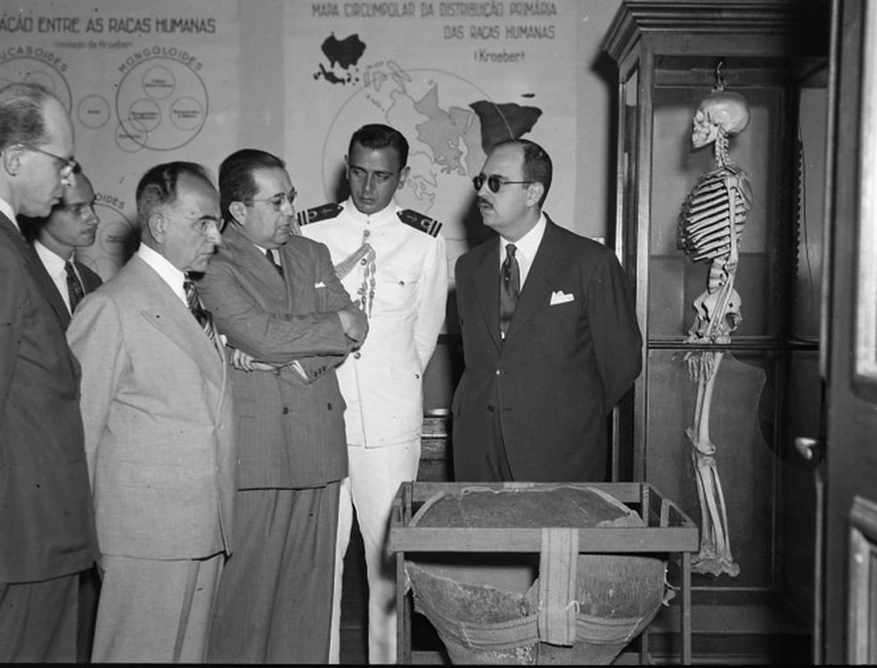 Getúlio Vargas em visita à Faculdade Nacional de Filosofia da Universidade do Brasil, em 1944 — Foto: Divulgação/ UFRJ