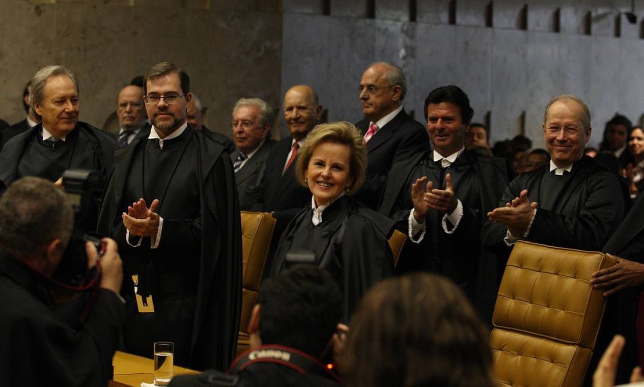 Seis meses depois de Fux, Rosa Maria Weber foi aplaudida de pé pelos colegas do Supremo ao tomar posse, em 2011  — Foto: Ailton de Freitas / Agência O Globo