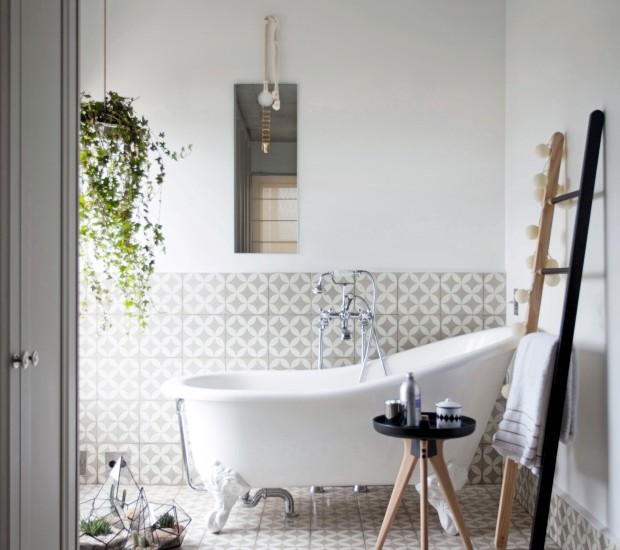 Áreas para relaxar em casa estão presentes nos projetos, como neste banheiro idealizado pelo Garimporio Arquitetura do Habitar (Foto: Marco Antonio / Divulgação)