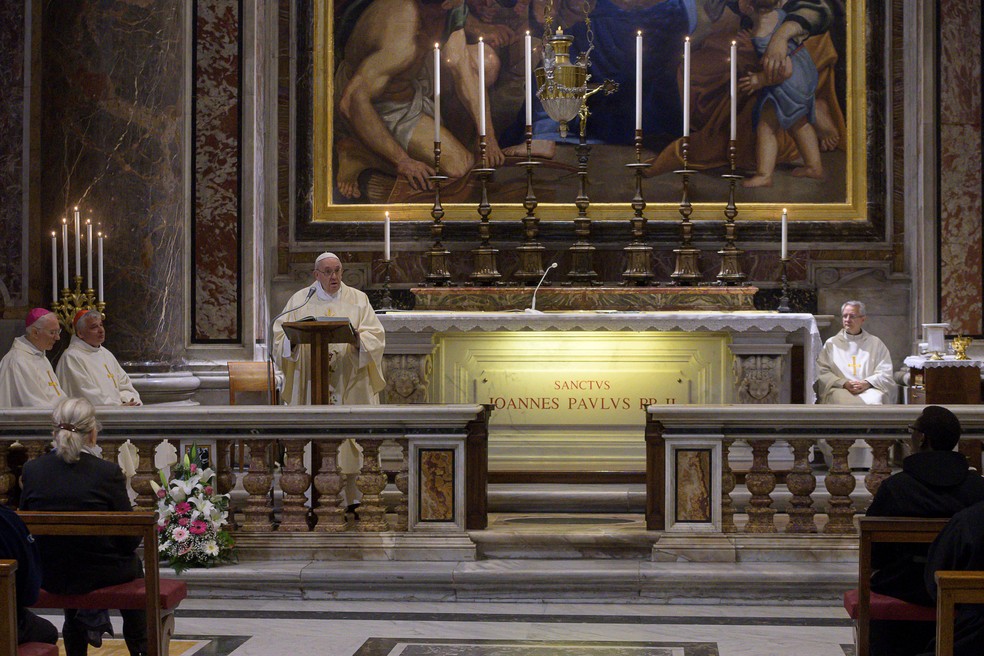  Papa Francisco celebrou uma missa privada em uma capela da Basílica de São Pedro para lembrar o 100º aniversário de nascimento do Papa João Paulo II nesta segunda-feira (18) — Foto: Vatican Media/ Reuters