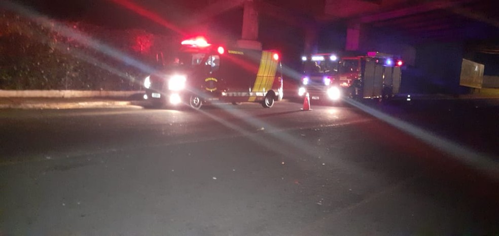 Adolescente ficou gravemente ferido após cair com moto de viaduto, em Maringá — Foto: Maringá Alerta