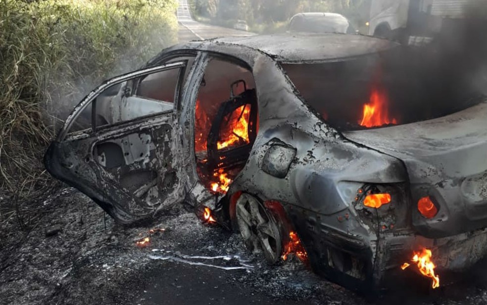 Veículos incendiaram logo após colisão na BR-101 — Foto: Divulgação/Polícia Militar