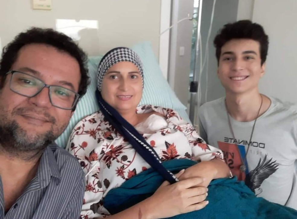 Rosangela com a família, durante tratamento contra câncer — Foto: Arquivo pessoal