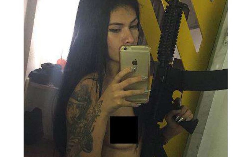 Investigada em Bebedouro, SP, a modelo Gabriela Sara Vasconcelos Assunção, de 19 anos, ostenta fuzil em foto — Foto: Reprodução